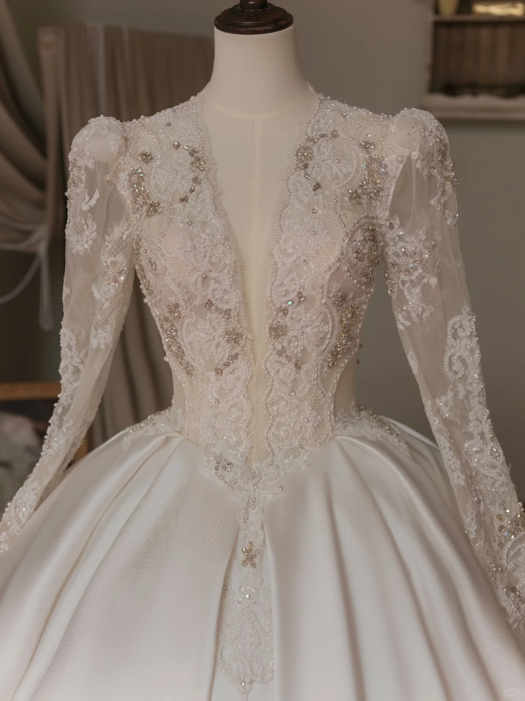 Robe de mariée blanche unique, col en V, manches longues, corset ajusté en dentelle, robe de bal, RB2040