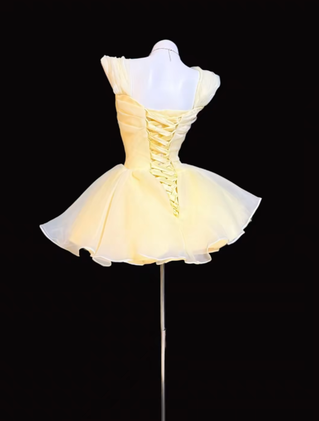 Mignonne Robe de Bal Col Carré Jaune Mini Inspiration Senior Robe Courte Anniversaire 17 ans Tenues de Fête Robes de Soirée de Rentrée RB3101