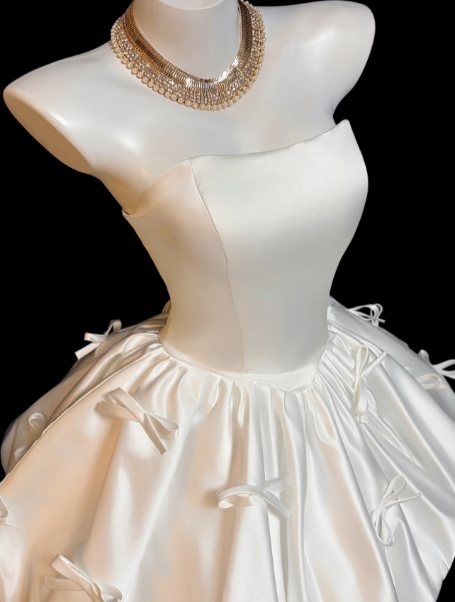 Jolie robe de bal bustier en satin blanc pour la remise des diplômes, inspiration tenues courtes pour le 15e anniversaire, robes de bal de promo RB3107