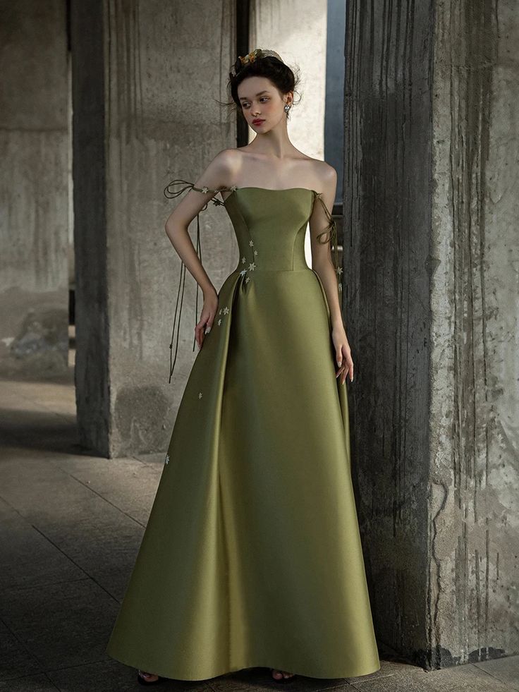 Wunderschönes A-Linien-Ballkleid aus Satin mit Spaghettiträgern RF0384