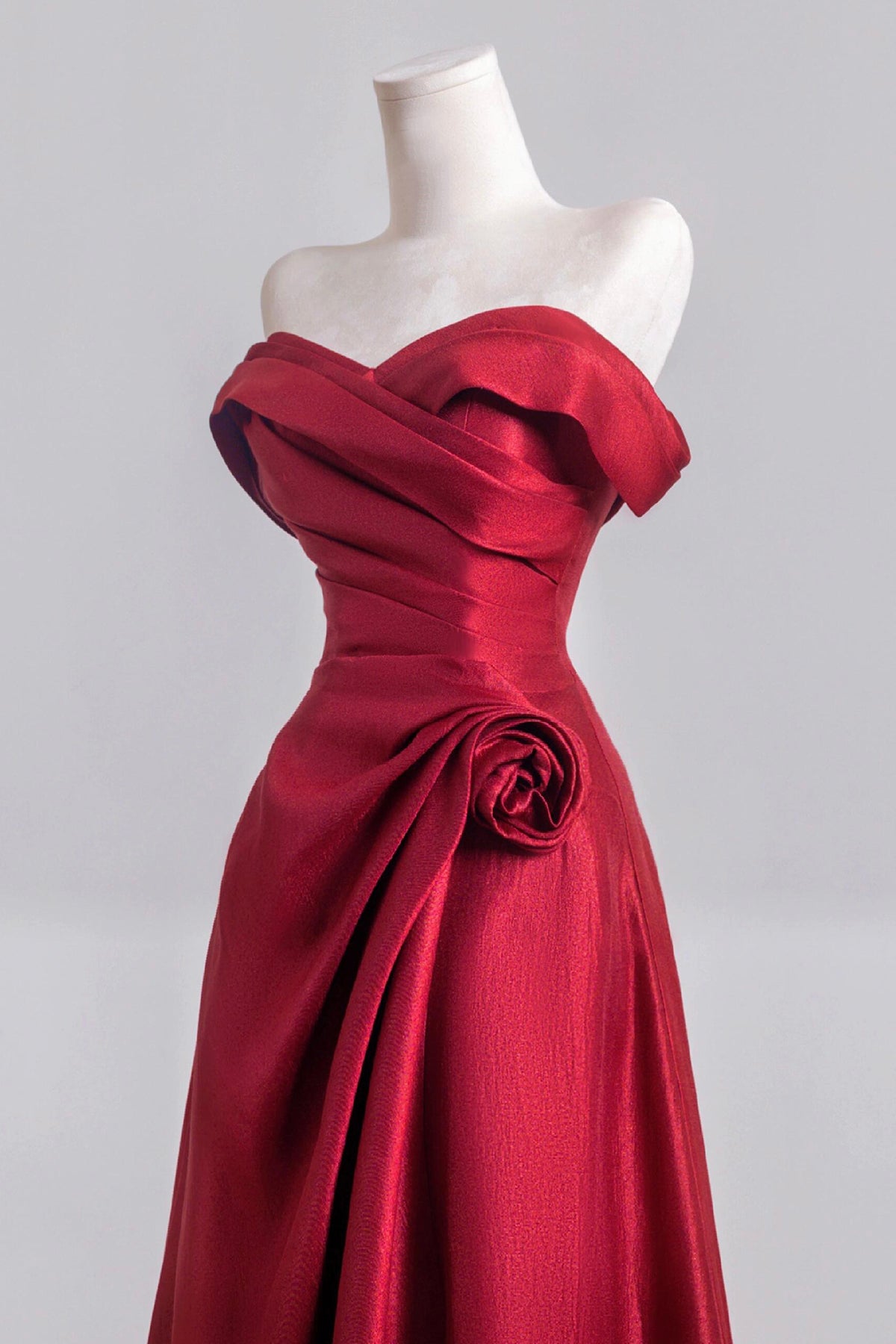 Robe de bal longue élégante en satin bordeaux, robe de soirée trapèze à épaules dénudées - RF0440