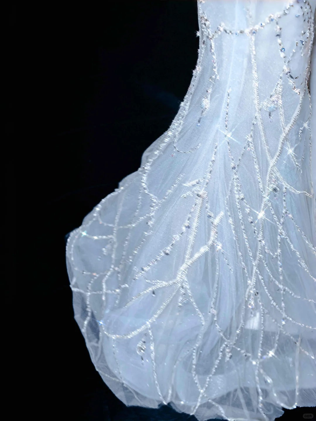 Elegantes eisblaues Tüll-Meerjungfrauenkleid mit V-Ausschnitt und Perlen – RF0520