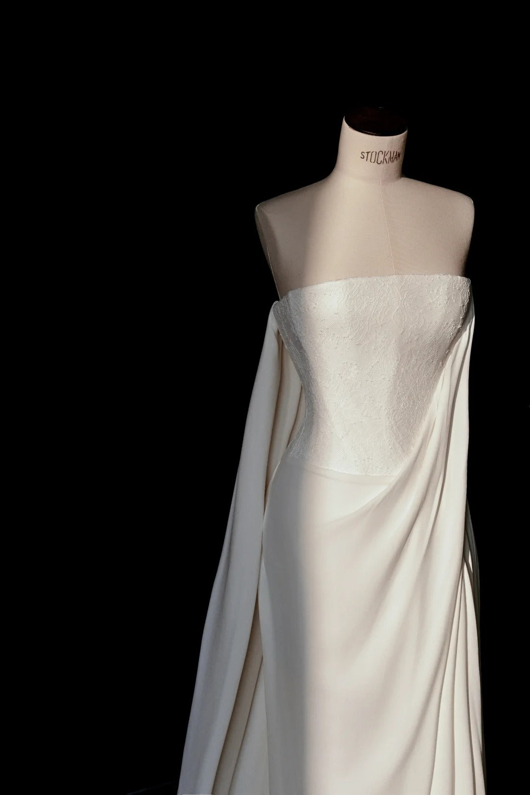 Elegantes weißes Chiffon-trägerloses Etuikleid mit Schleppe, Brautkleid, formelles Abendkleid RF0494