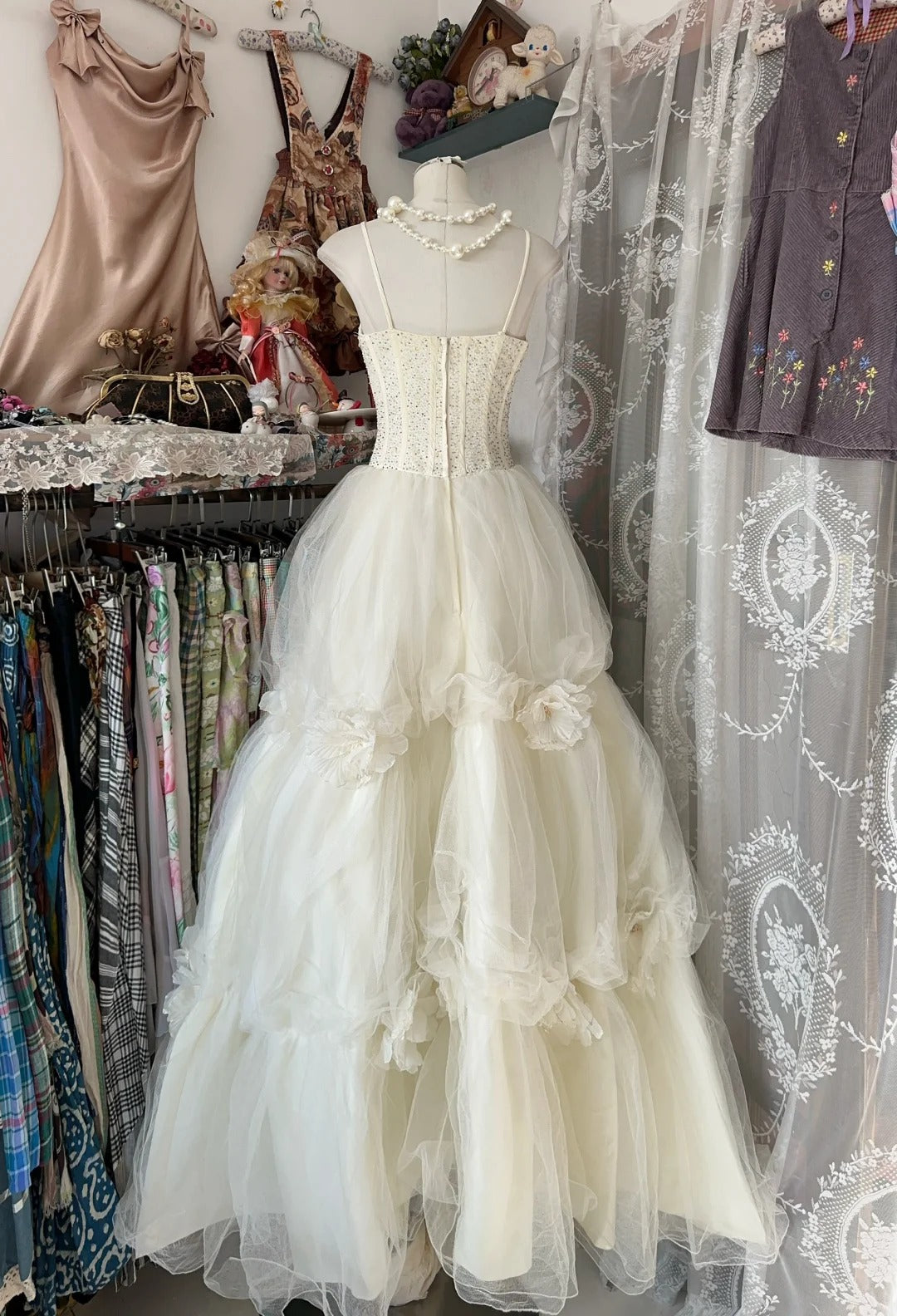 Glamouröses weißes A-Linien-Brautkleid mit Spaghettiträgern und Tüll in mehreren Lagen RF0524