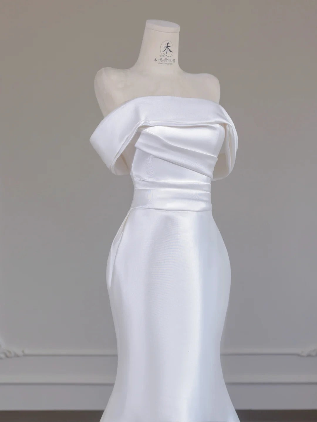 Schlichtes weißes schulterfreies Satin-Brautkleid mit Meerjungfrau-Schleppe RF0553