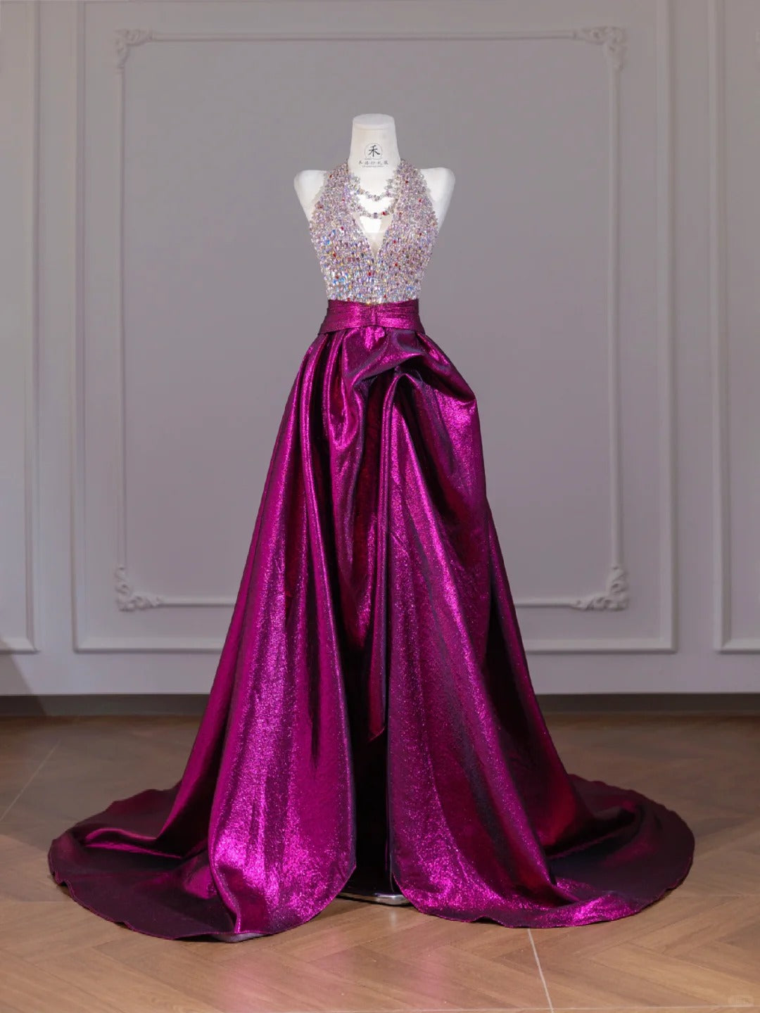 Superbe robe de soirée longue fuchsia en satin avec col en V et strass, coupe trapèze, RF0561