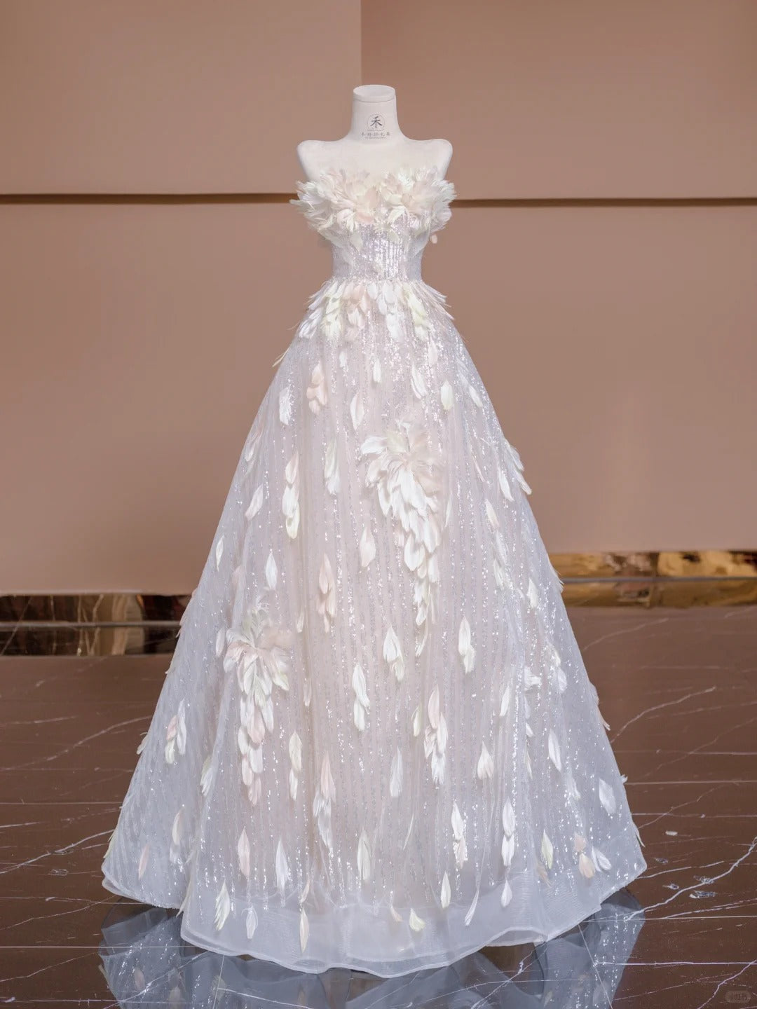 Gorgeous Light Champagne A-Line Strapless Tulle Sequined Wedding Dress RF0619
