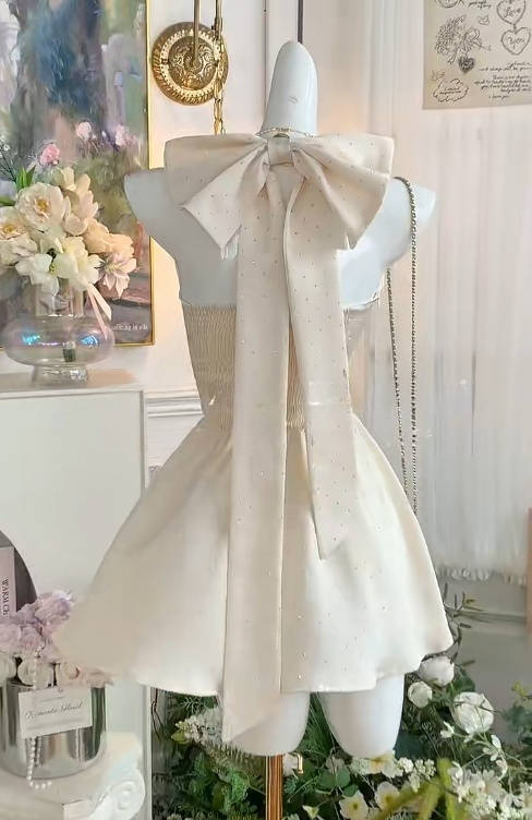 Wunderschönes apricotfarbenes Neckholder-A-Linien-Satin-Kurzpartykleid Sweet 16 Geburtstagskleid RF0884