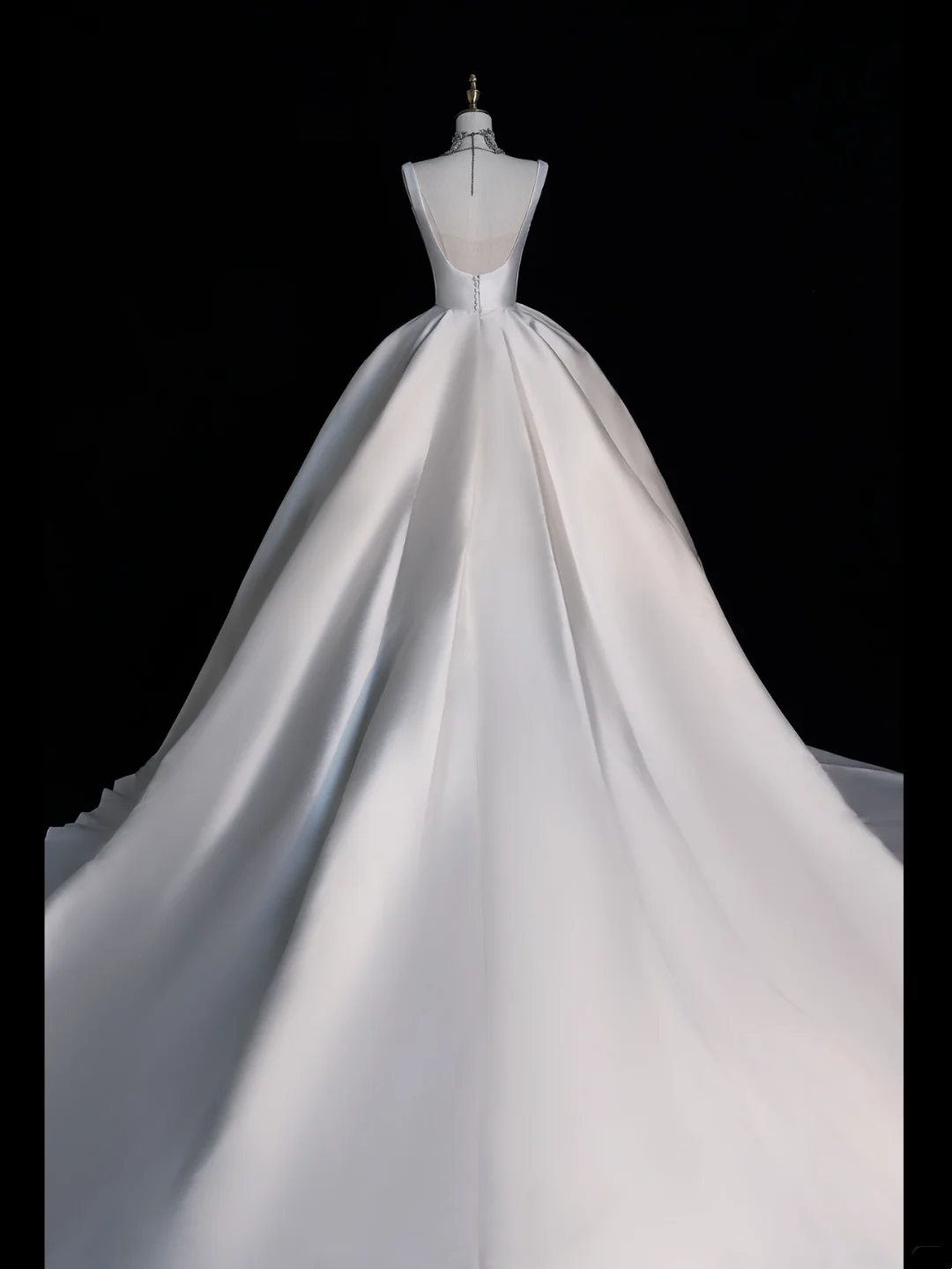 Bescheidenes Ballkleid mit Trägern aus Satin in Weiß, lang, märchenhaft, für den Herbst, Brautkleider U229