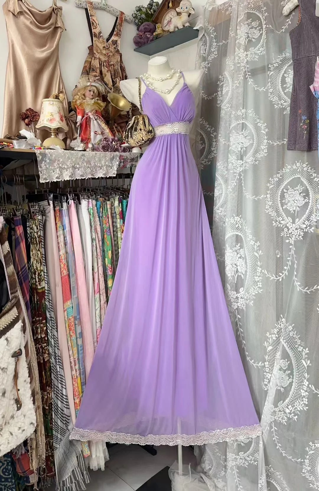 Robe de soirée longue vintage années 80, coupe trapèze, bretelles spaghetti, en mousseline lilas, sans manches, N1938