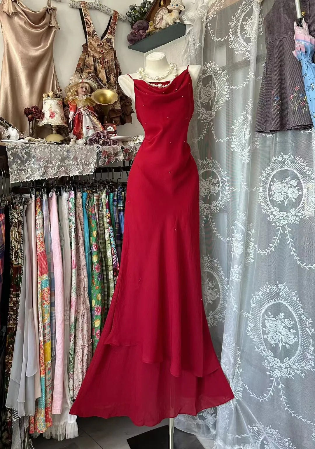 Robe de soirée vintage sirène années 80 en mousseline bordeaux sans manches à fines bretelles, référence N1958