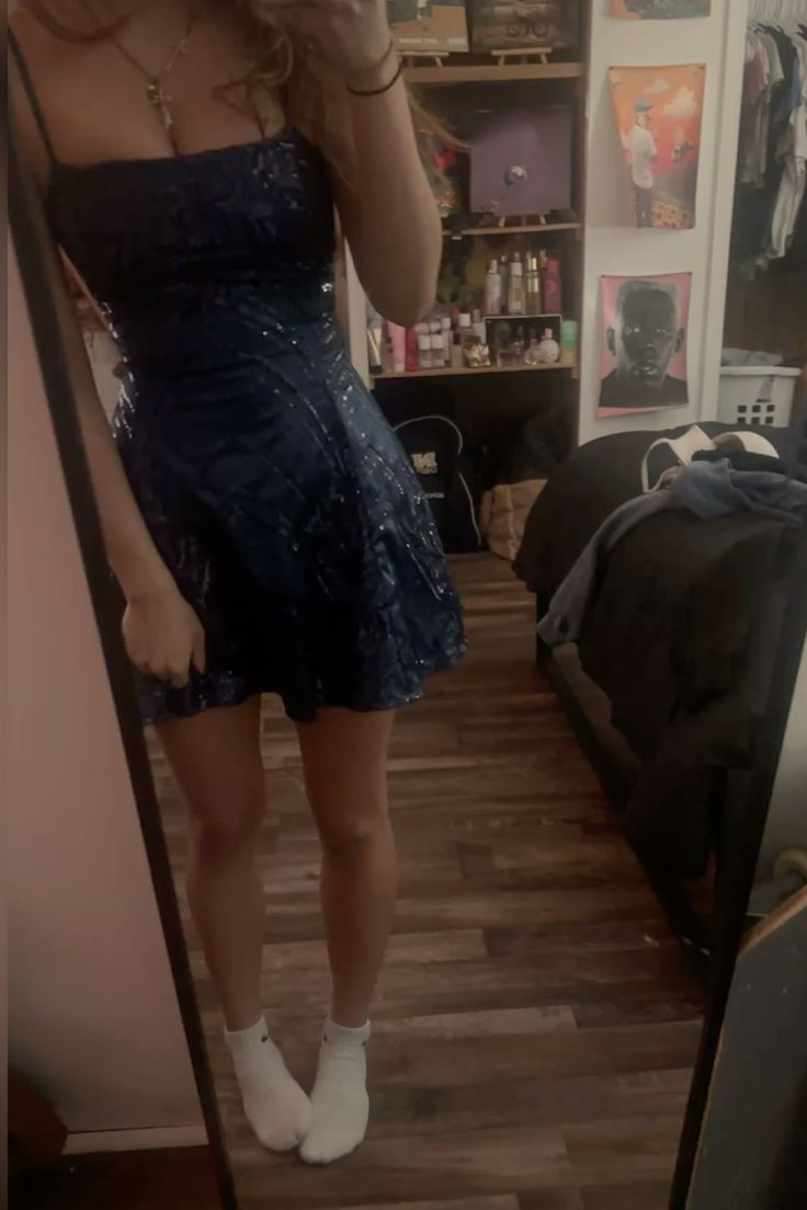 Robes courtes de bal de fin d'année scintillantes bleues marine à sequins avec bretelles fines, forme trapèze, pour inspiration tenues de retour à la maison RB3510