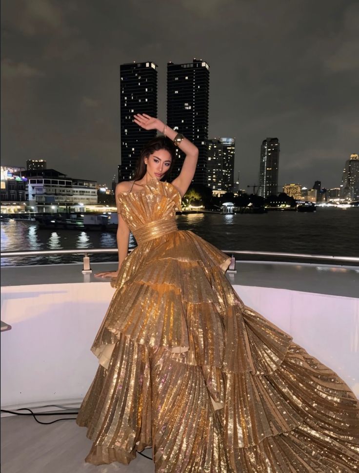 Elegantes, trägerloses, goldfarbenes Lagenkleid für Ball, langes Abendkleid für Sweet-16-Geburtstagsfeiern AB1132