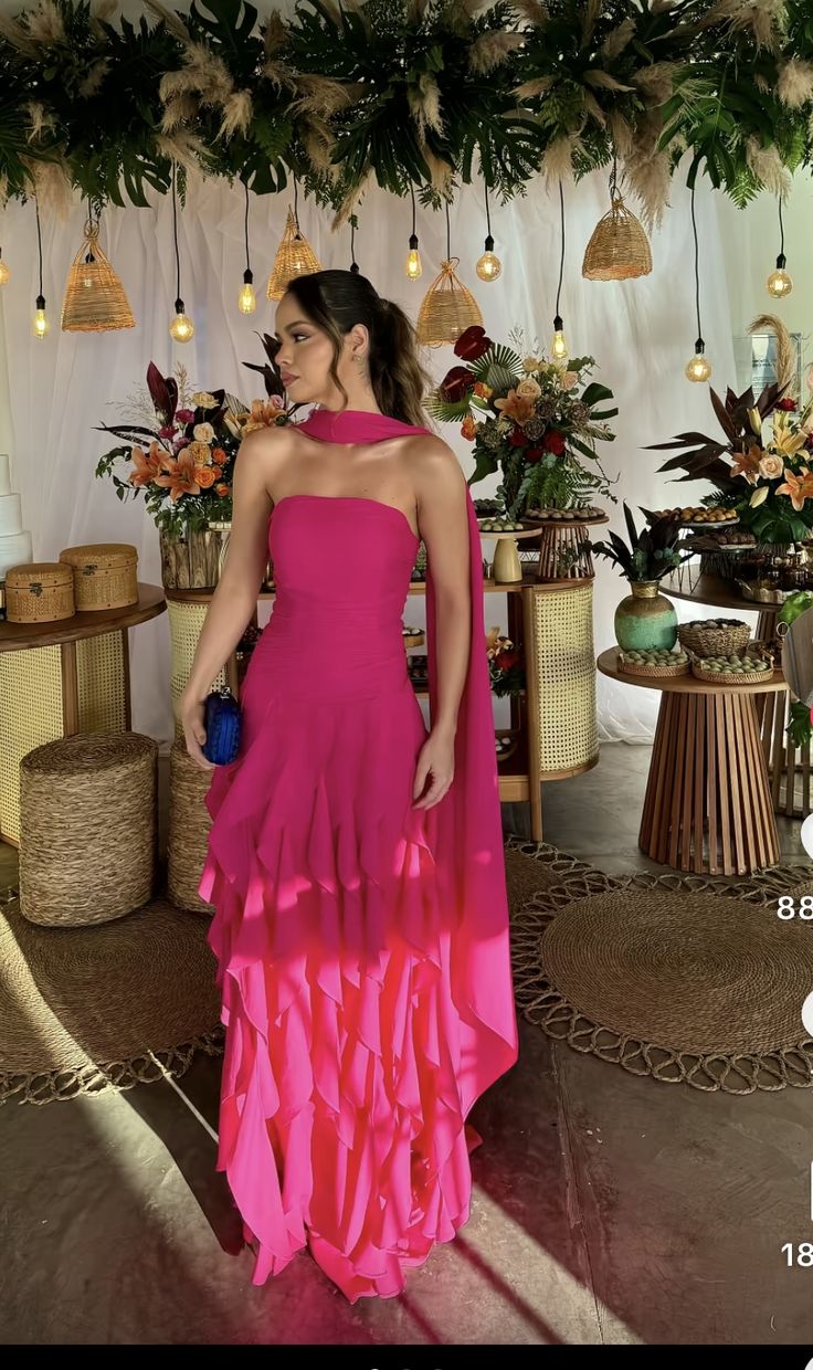 Robe de soirée longue et sexy en mousseline rose fuchsia, bustier, coupe trapèze, idéale pour les fêtes et les bals de fin d'année. Référence AB1294.