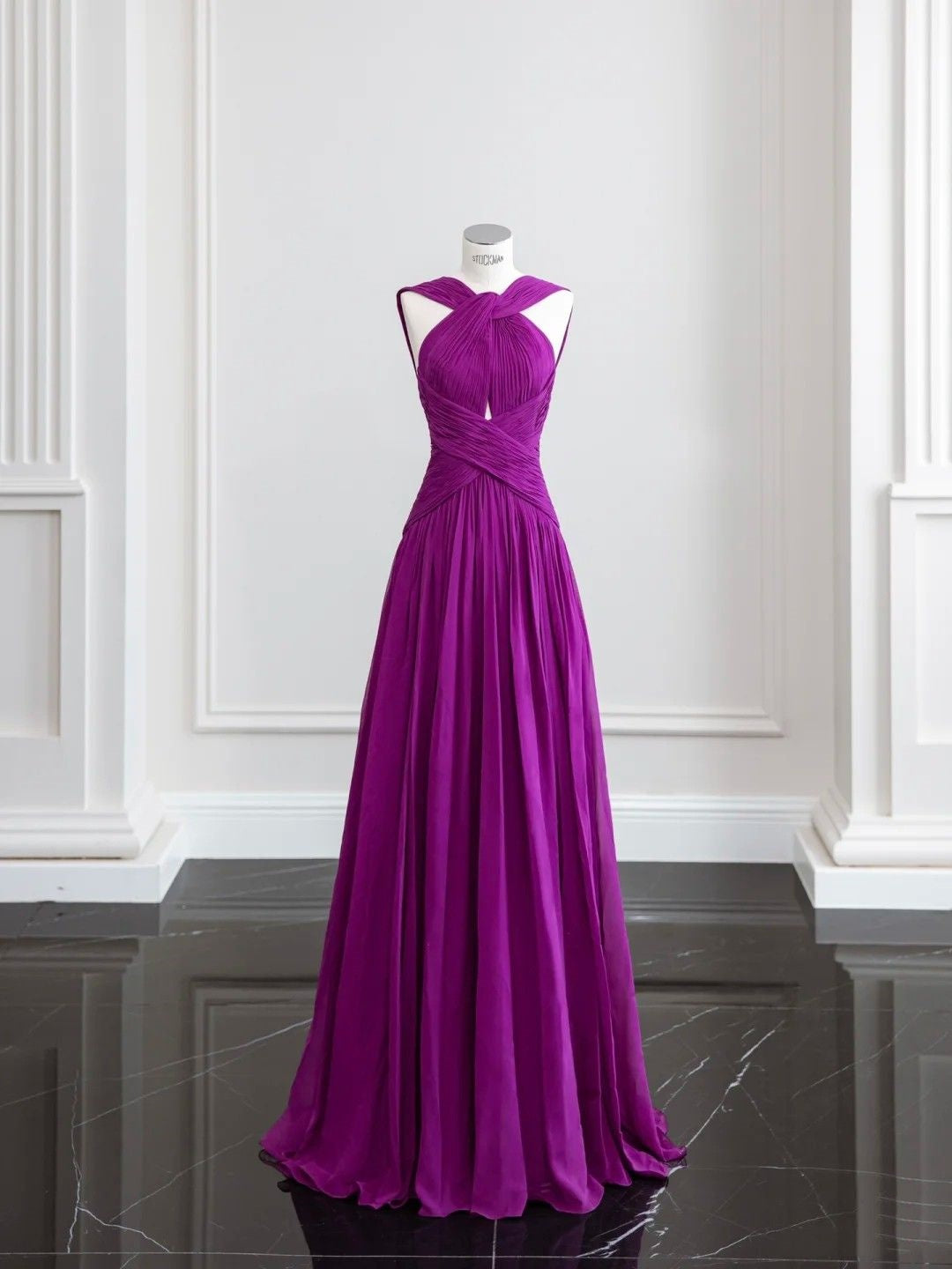 Elegante, schlichte Ballkleider für die Oberstufe: Inspiration für den Abschlussball. A-Linien-Neckholderkleid in Traubenfarbe mit Falten, halbformell, lang, für Teenager (AB2189).