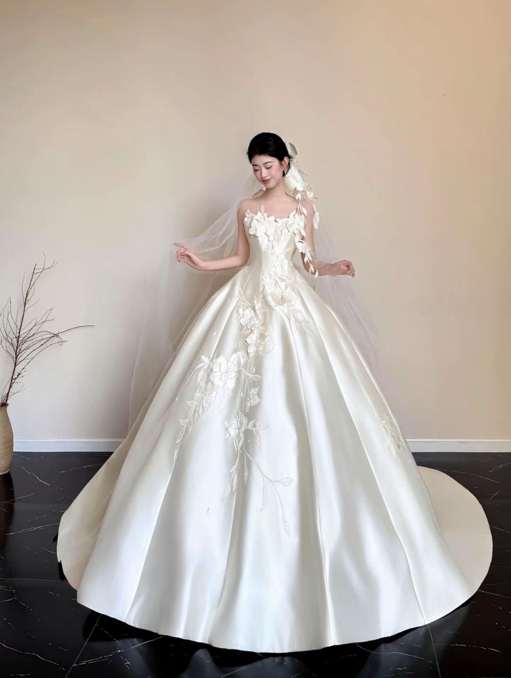 Robe de bal féérique bustier en satin, longue et cintrée, pour mariée AB113