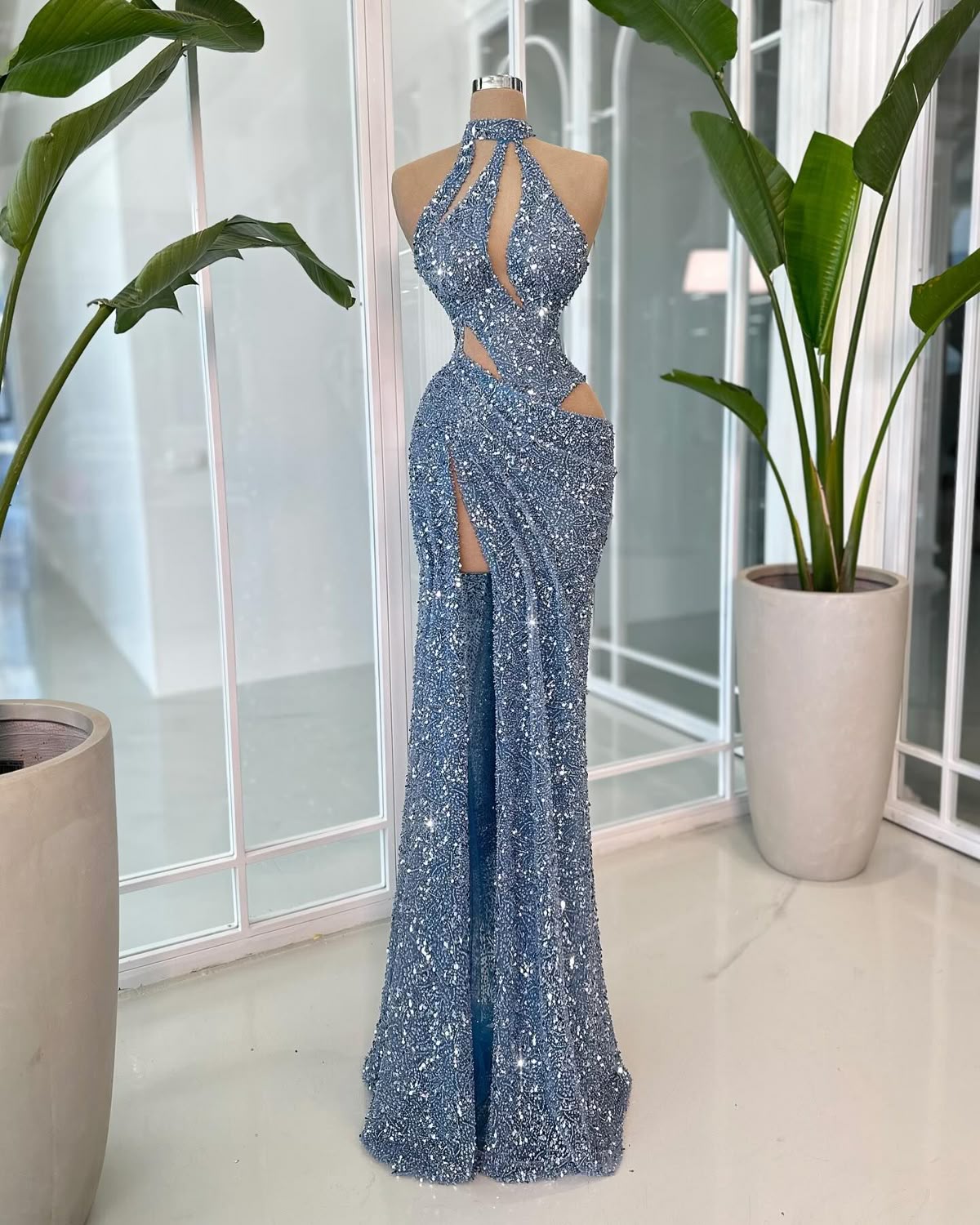 Elegantes Meerjungfrauen-Kleid mit hohem Kragen, Schlitz und Pailletten – Inspiration für formelle Partykleider und lange Ballkleider für Damen und Mädchen AB1790