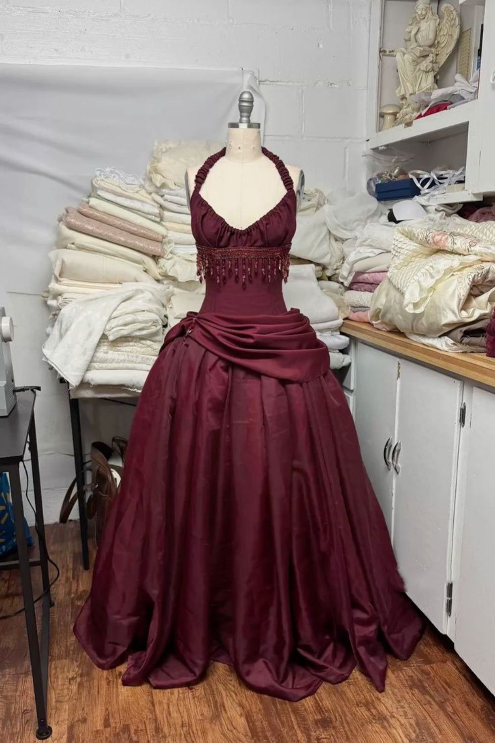 Vintage burgunderrotes Ballkleid mit Neckholder, Perlenbesatz, langes Satin-Abendkleid, formelles Abendkleid N538