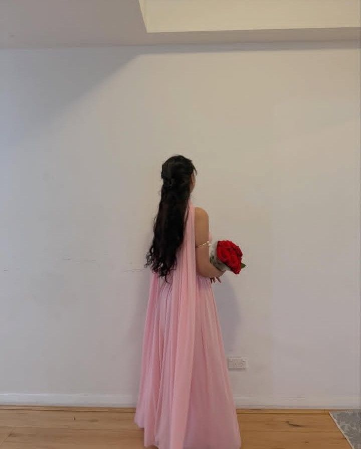 Einfaches, trägerloses, langes Abendkleid aus rosa Chiffon in A-Linie mit Schal und Raffungen, ideal für Abschlussball, Hochzeit oder als Hochzeitsgast (Modell N270).
