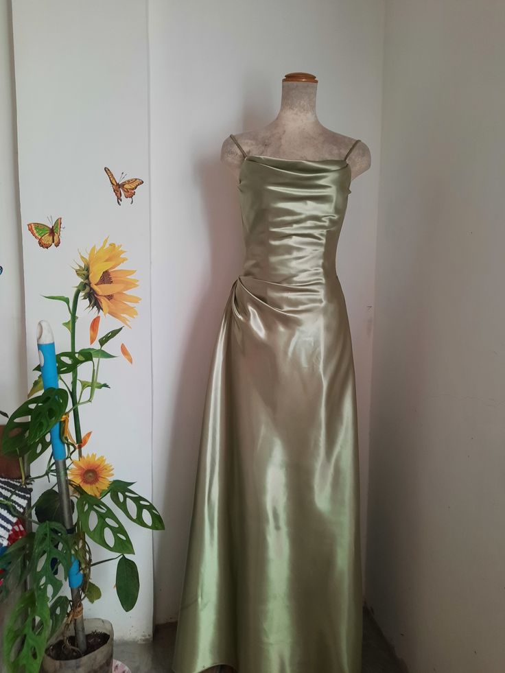 Robe de bal longue sirène à fines bretelles en satin vert clair - Inspiration robes de bal AB118