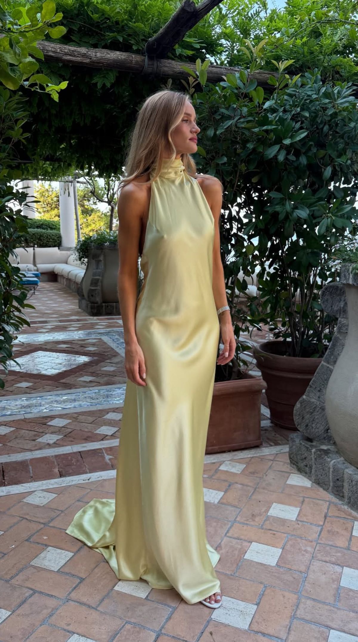 Élégante robe de soirée sirène longue jaune en satin sans manches à col montant pour bal de promo N2813