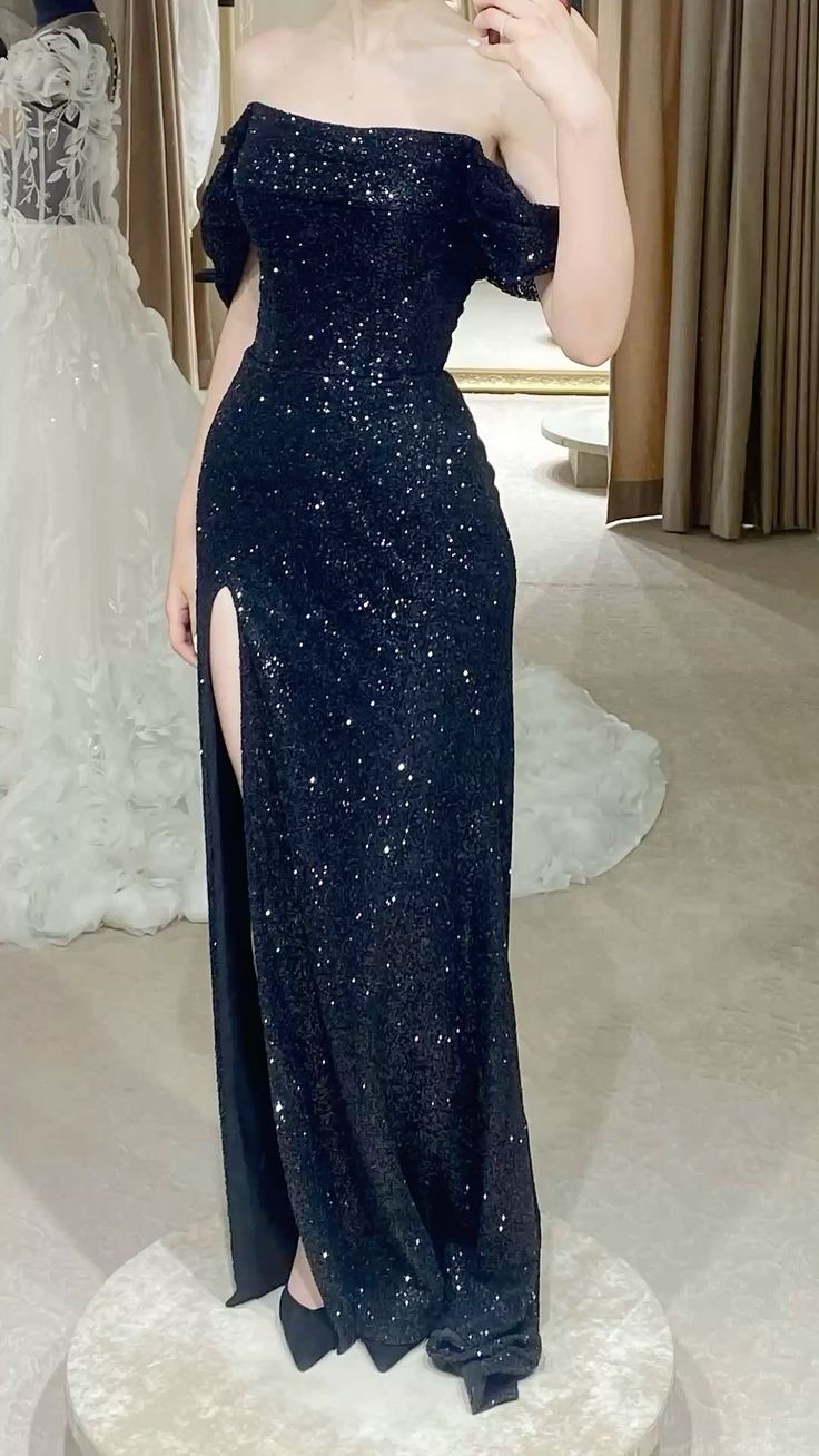 Robe de soirée longue sirène chic à épaules dénudées, sequins bleu marine, fente et manches courtes plissées AB1898