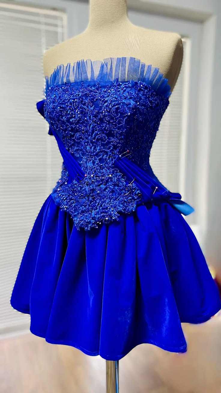 Süßes trägerloses A-Linien-Kleid aus königsblauem Chiffon mit Perlenbesatz für den Abiball, Hoco-Kleider, kurze Outfits für die Heimkehr der Oberstufe RB3653