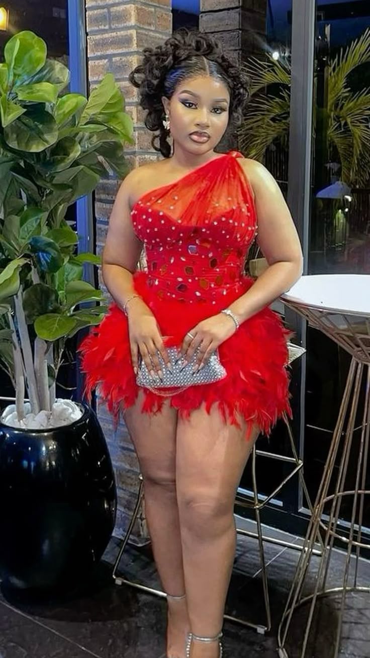 Robe de bal moulante rouge asymétrique à plumes courtes pour le bal Hoco (RB4128)