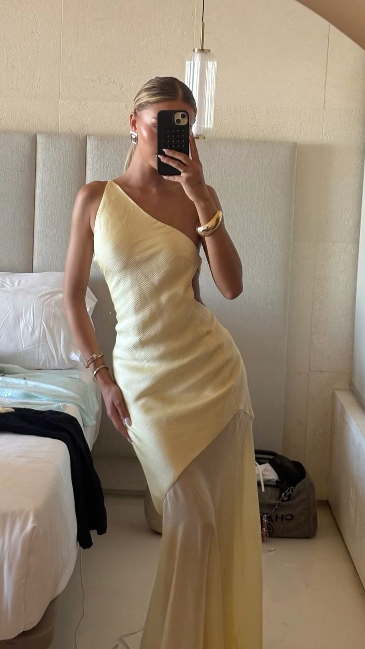 Einfaches, ärmelloses Etuikleid mit One-Shoulder-Ausschnitt aus gelbem Chiffon, ideal für Abiball, Urlaub oder Hochzeit (Modell N256)