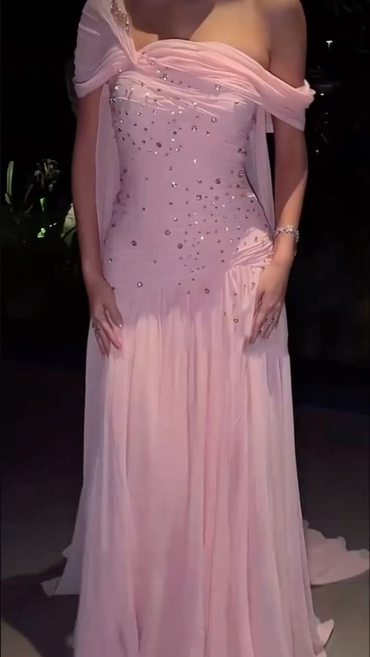 Robe de bal longue en mousseline rose, épaules dénudées, style sirène, N1012