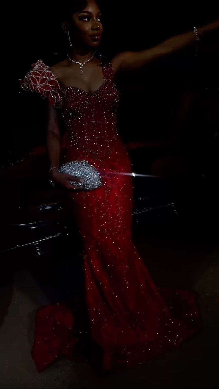 Robe de bal élégante bordeaux asymétrique à décolleté cœur, coupe sirène, longueur au sol, ornée de perles N623