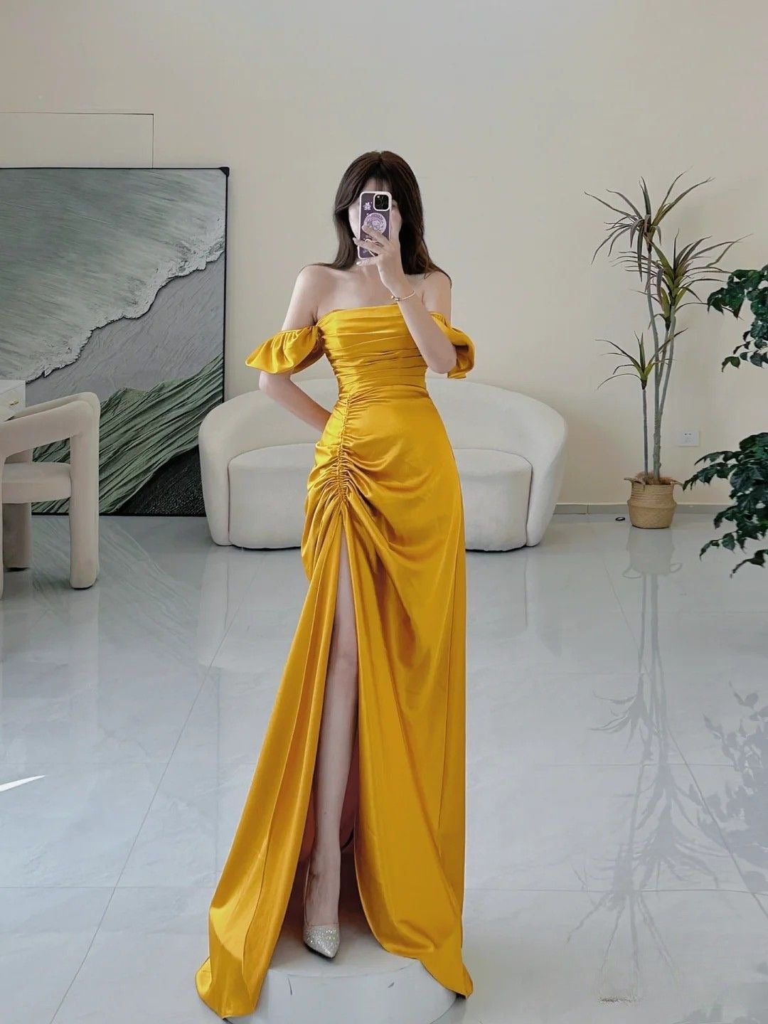 Magnifique robe de soirée longue fourreau jaune en satin, épaules dénudées et fente, modèle AB308