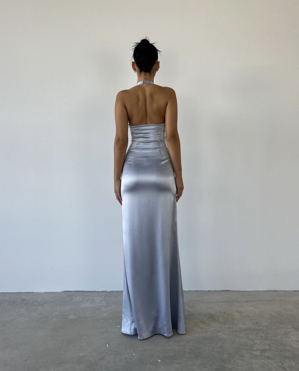 Robe de soirée sirène dos nu en satin bleu ciel clair, longue, idéale pour l'été, la plage ou un bal de promo (N1394).