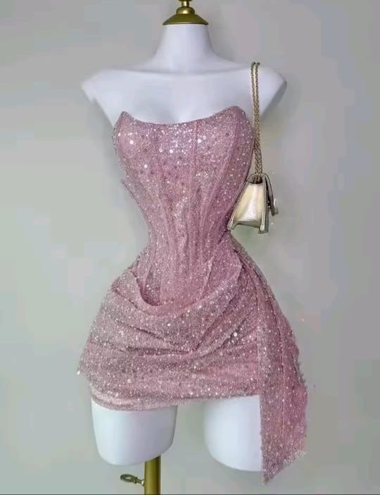 Robe de bal courte et sexy rose, moulante, sans bretelles, mini-robe de remise des diplômes, inspiration tenues de bal de fin d'année pour seniors RB3548