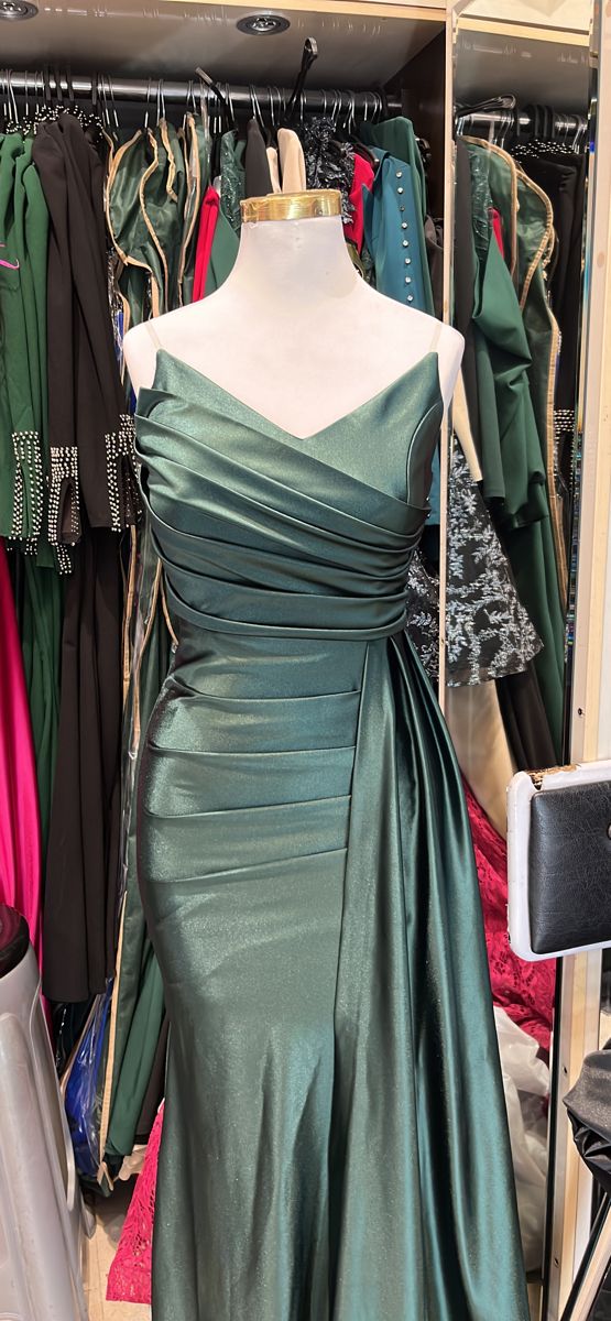 Robe de soirée longue maxi en satin vert foncé, décolleté cœur, style sirène, référence AB281