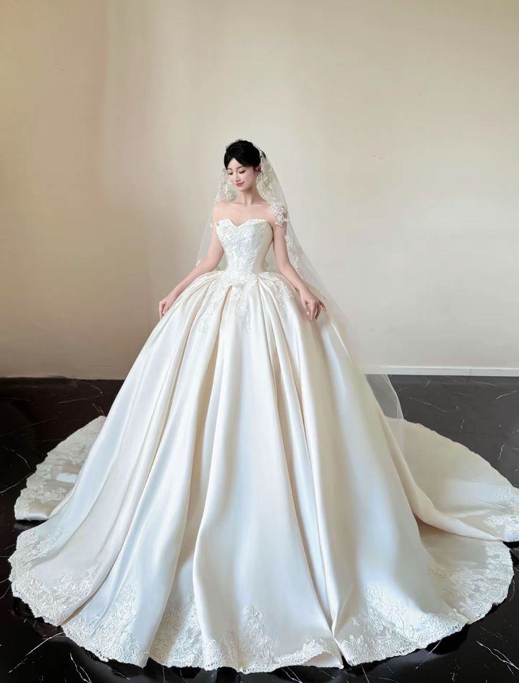Robe de bal intemporelle, décolleté en cœur, dentelle blanche, corset ajusté, robe de mariée longue AB293