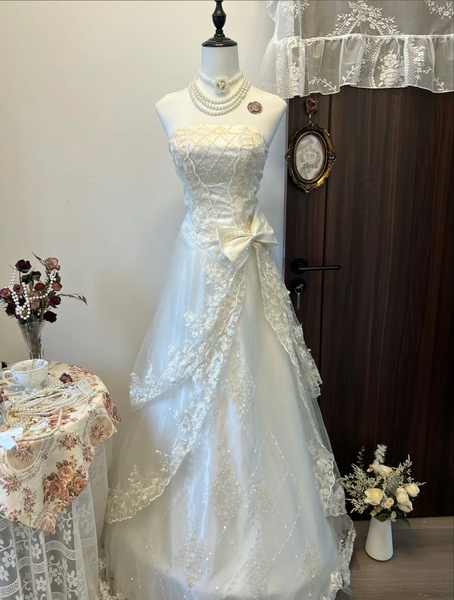 Bezauberndes, trägerloses, ärmelloses, weißes Tüll-Ballkleid mit Falten, langes Hochzeitskleid AB1494
