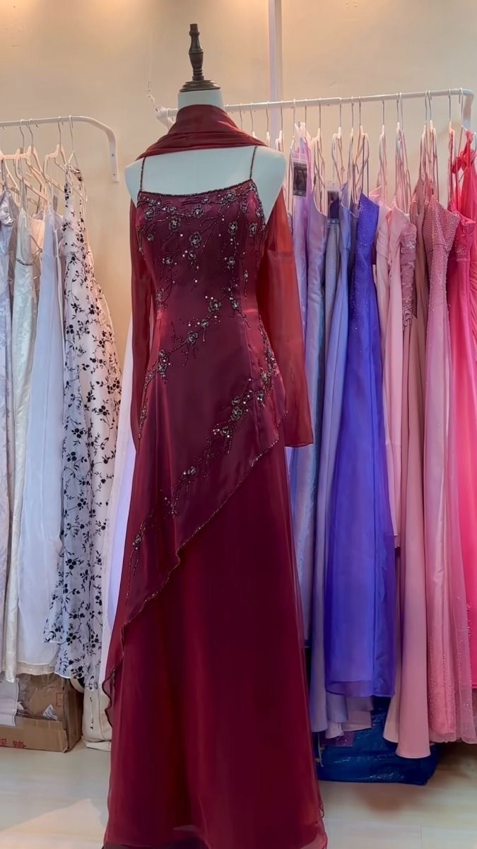 Robe de soirée longue bordeaux à fines bretelles et perles, coupe trapèze, idéale pour un bal de promo ou un 22e anniversaire (AB1397).