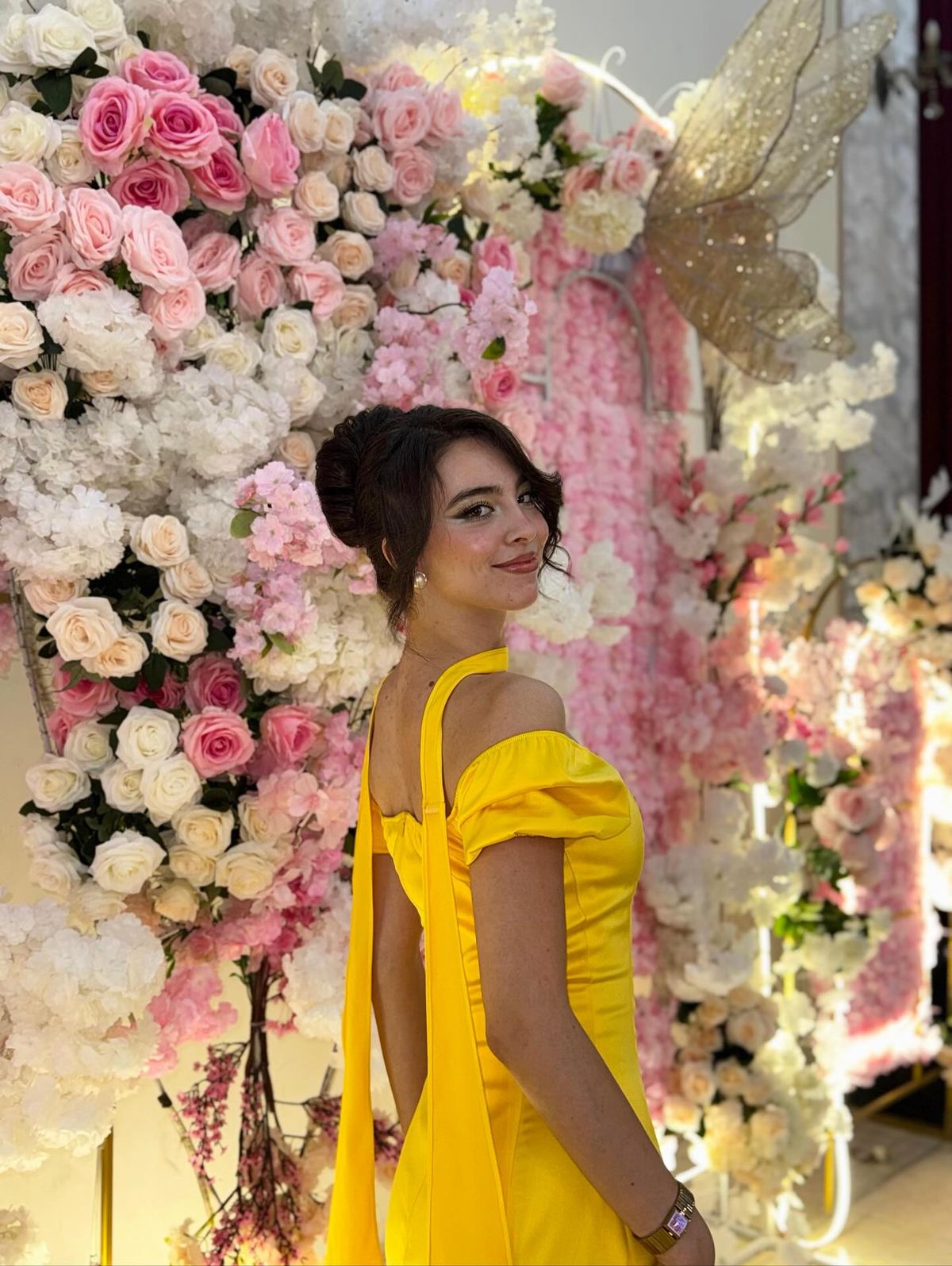 Magnifique robe de bal jaune fourreau en satin, épaules dénudées, fente haute et foulard inclus AB190
