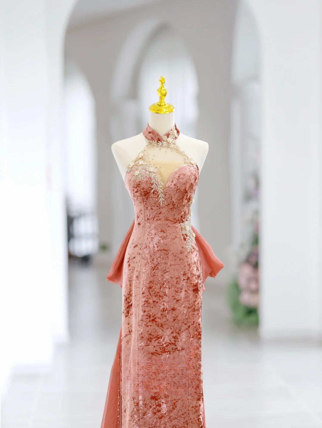 Robe de bal élégante en velours rose, coupe licou, longue et fendue, longueur au sol, inspiration robes de bal longues DH2808
