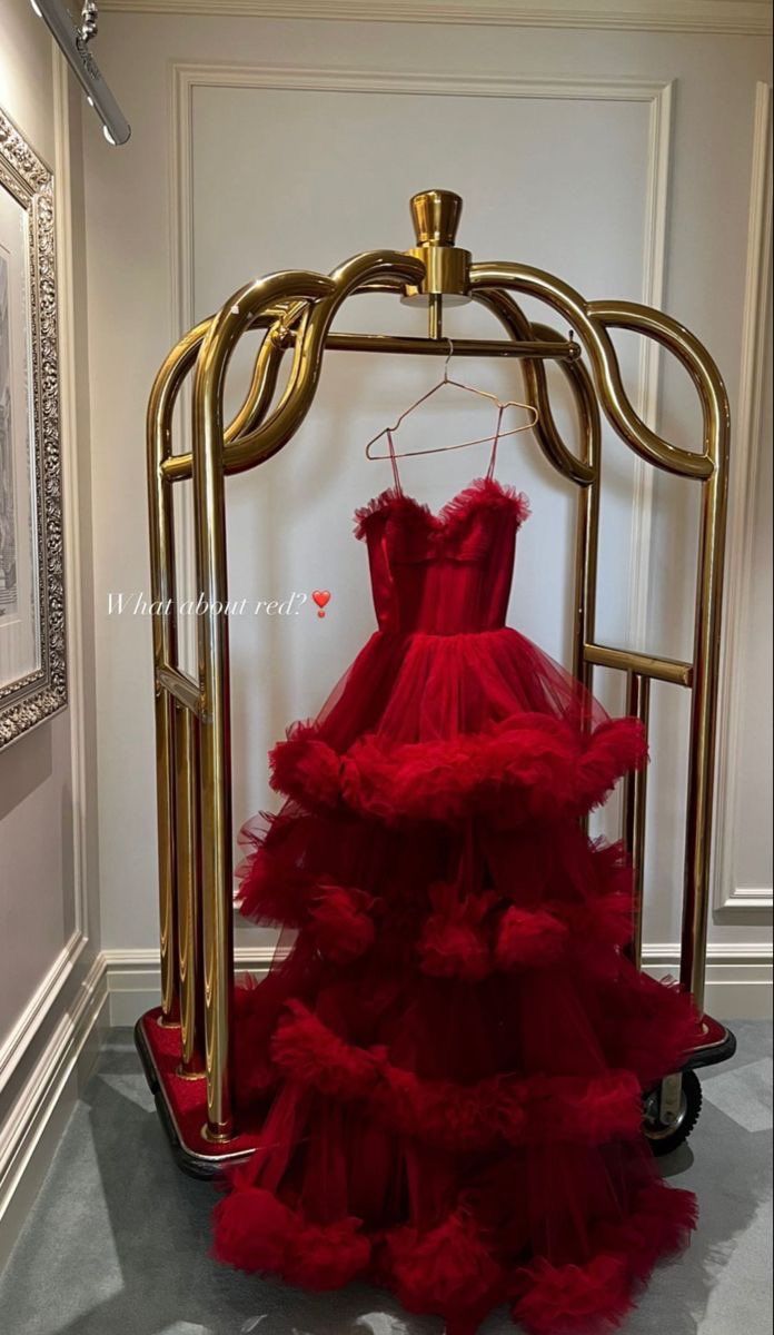 Rotes, gestuftes Maxi-Ballkleid aus Tüll mit Rüschen, Herzausschnitt, Spaghettiträgern und A-Linien-Schnitt im arabischen Stil AB1639