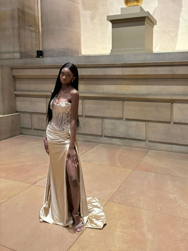 Sexy Meerjungfrauen-Abendkleid mit herzförmigem Ausschnitt, goldenem Schlitz und perlenbesetztem Oberteil, Modell N633