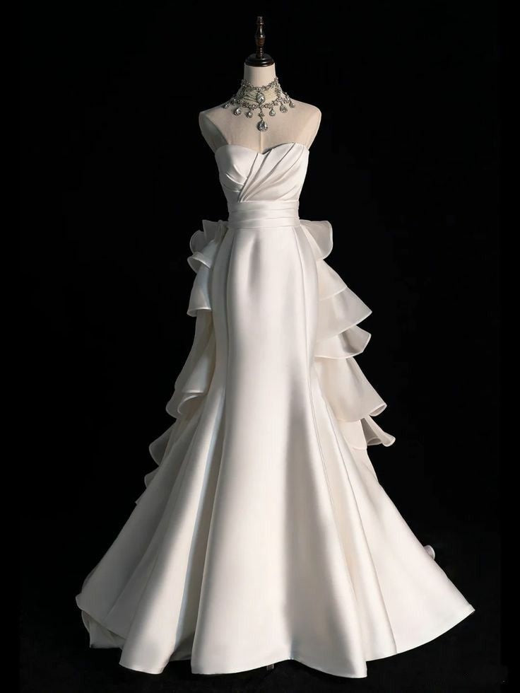 Bezauberndes, trägerloses, ärmelloses, plissiertes, langes Brautkleid im Meerjungfrauenstil der 80er Jahre aus weißem Satin AB1496