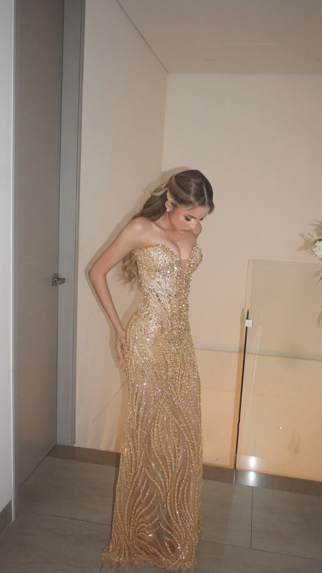 Sexy Meerjungfrauen-Abendkleid in Gold mit herzförmigem Ausschnitt und perlenbesetztem Oberteil, Modell N634