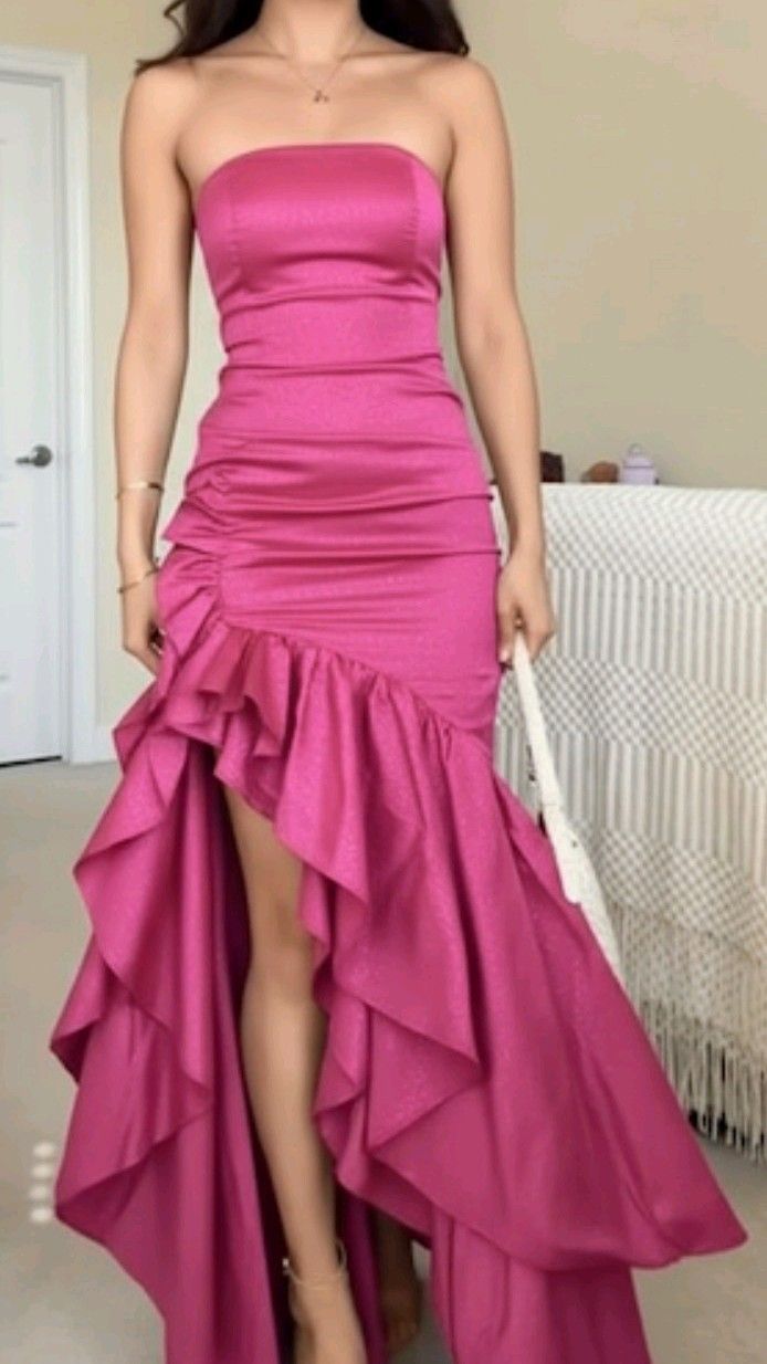 Elegantes, trägerloses, plissiertes, langes Abendkleid in Pink mit asymmetrischem Saum, ideal für Ball und Abendveranstaltung (AB844).