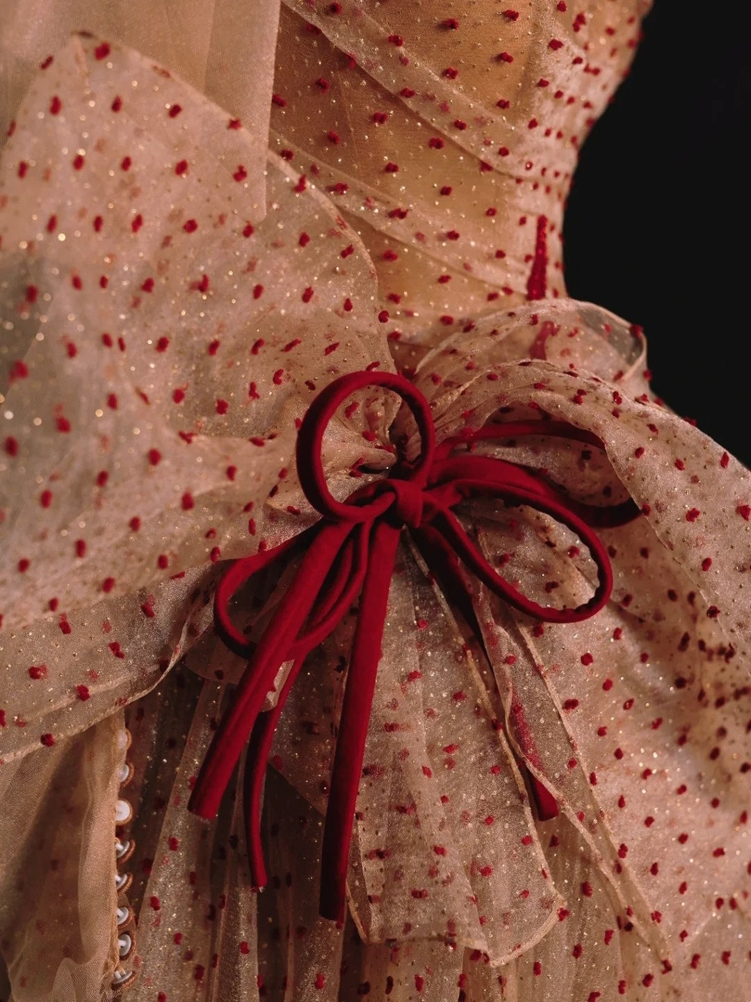 Elegantes, trägerloses Ballkleid aus Tüll mit Polka-Dots und langen Ärmeln – ideal für Schülerinnen und Mädchen, auch als formelles Brautjungfernkleid geeignet (Modell N1036).
