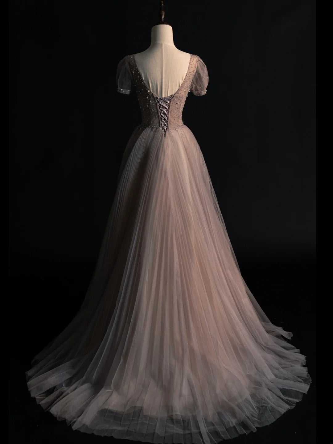 Elegantes, graues Tüllkleid in A-Linie mit V-Ausschnitt, Ärmeln und Perlenstickerei – ideal für College, formelle Anlässe und Abschlussball (N1234).