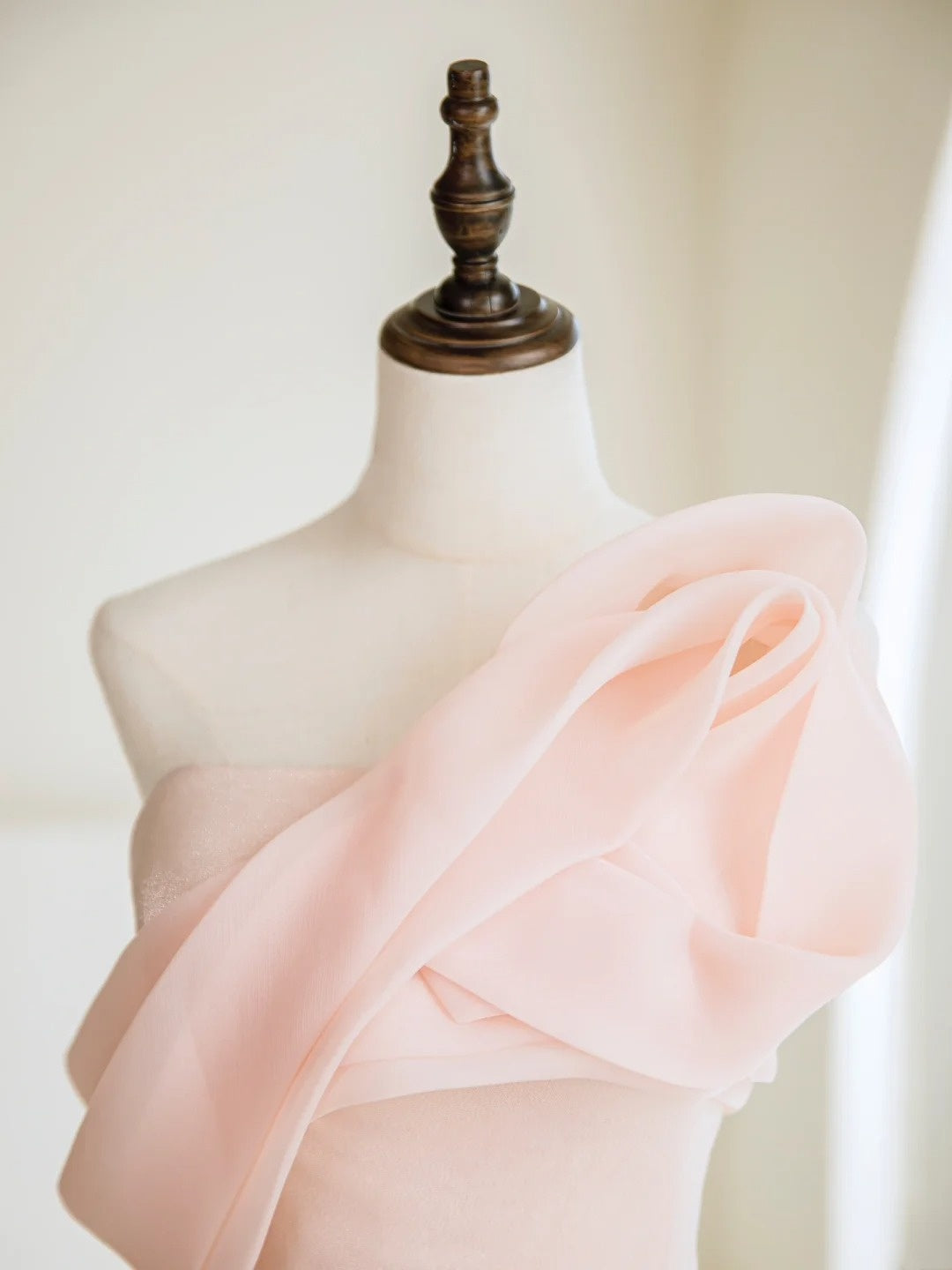 Zeitloses Meerjungfrauen-Abendkleid mit One-Shoulder in zartem Rosa – Inspiration für Partys und Ballkleider N304