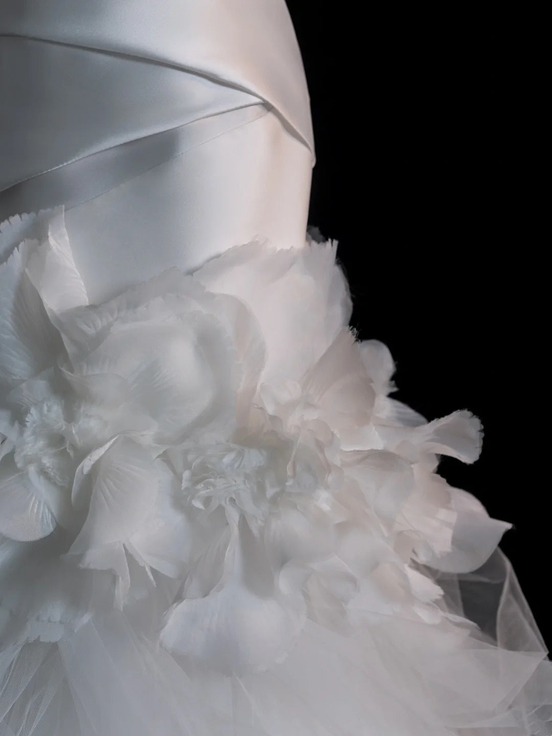 Traumhaftes Brautkleid im Meerjungfrauenstil, trägerlos, weiß, ärmellos, plissiert, figurbetont, N566