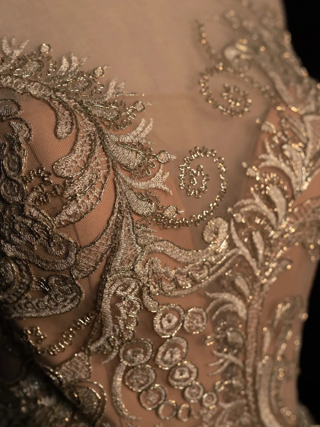 Robe de bal longue N569, ornée d'un décolleté en V et d'appliqués de dentelle dorée. Tenue de soirée semi-formelle.
